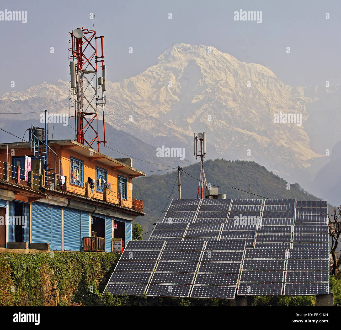 Pannello solare in una casa di fronte a profilarsi Annapurna, Nepal, Annapurna Foto Stock