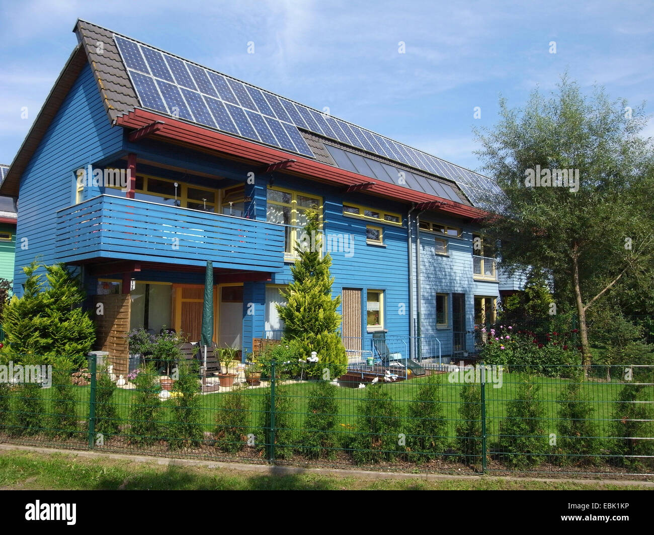 Eco in legno home con il tetto a energia solare, in Germania, in Renania settentrionale-Vestfalia, Muensterland Foto Stock