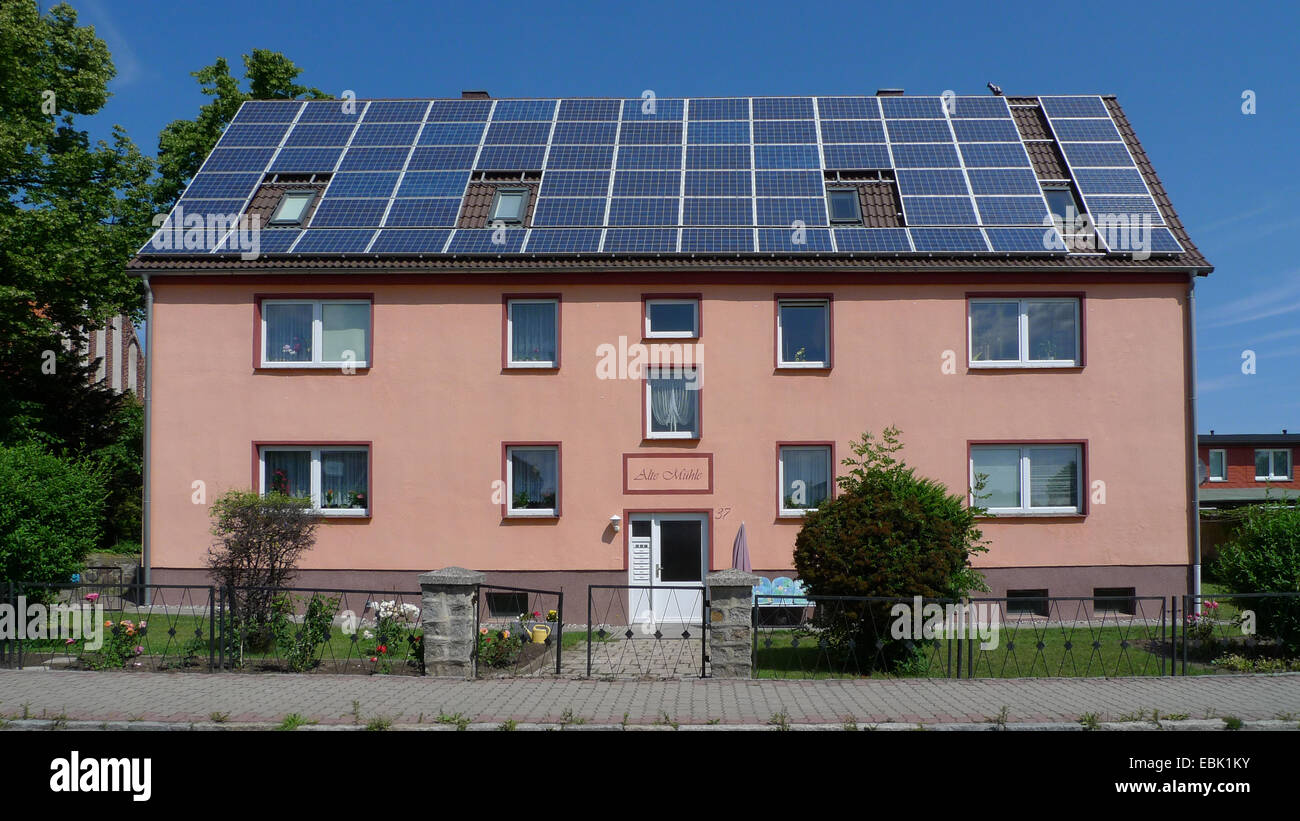 Casamento con il foro tetto coperto con i pannelli solari Foto Stock