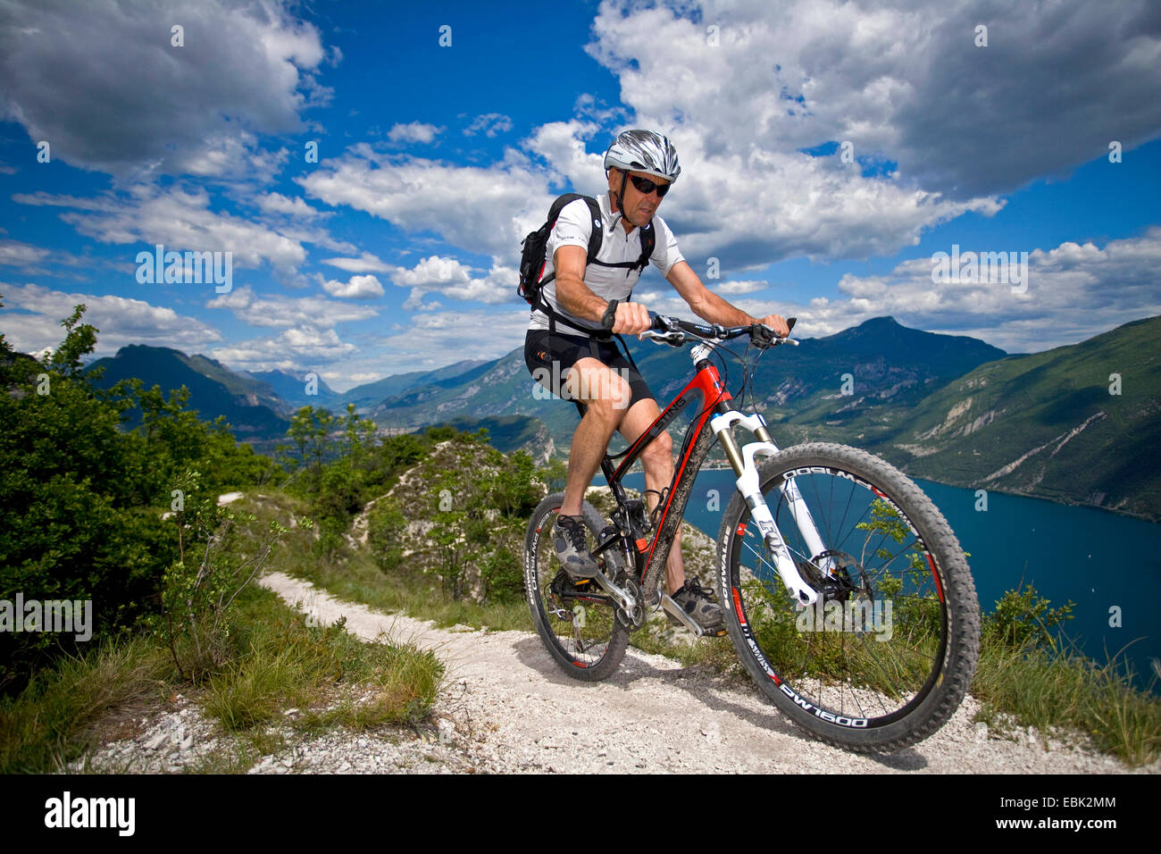 Mountainbiker sul Lago di Garda, Italia, Lago di Garda Foto Stock