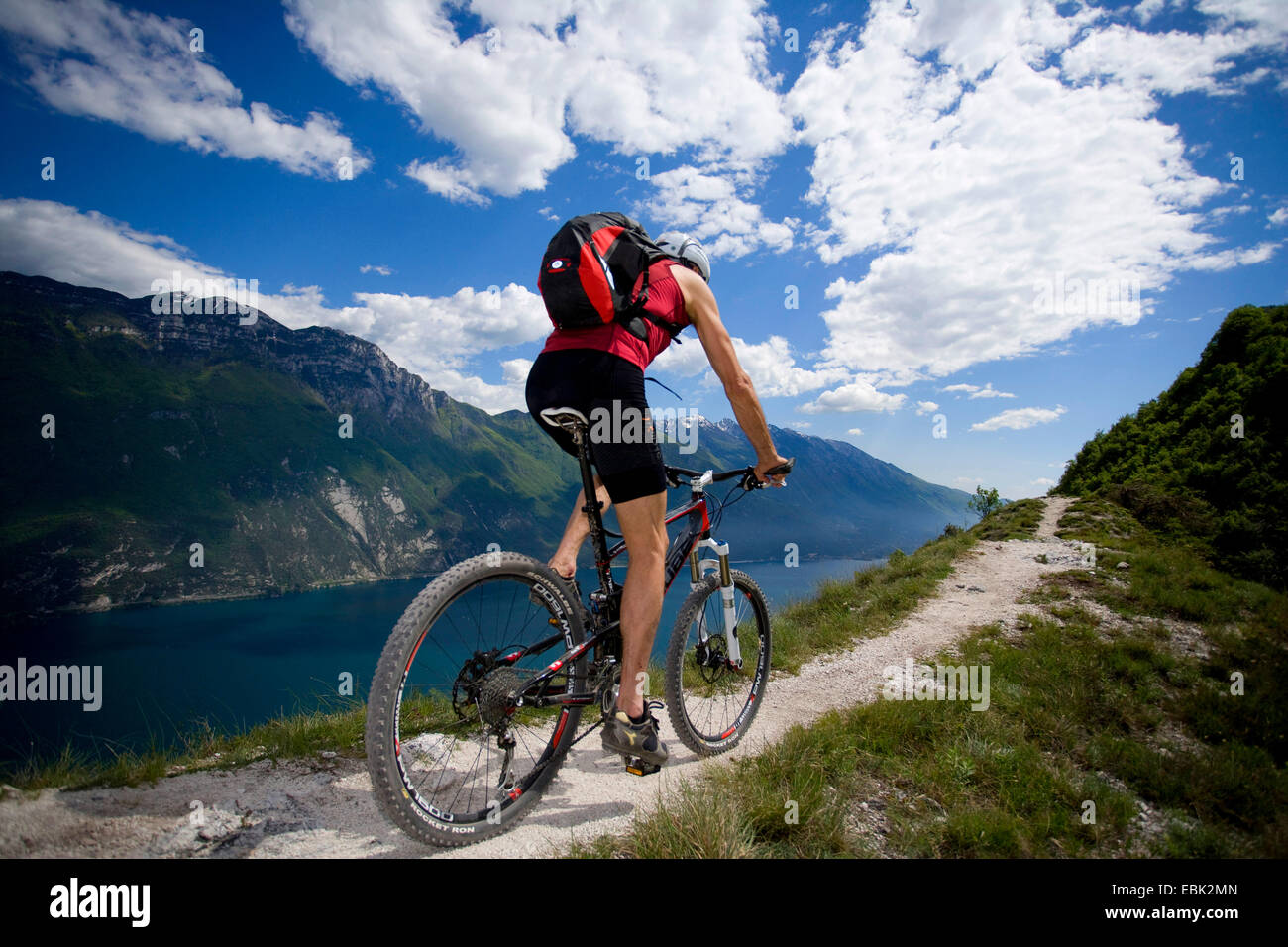 Mountainbiker in montagna al lago di Garda, Italia Foto Stock