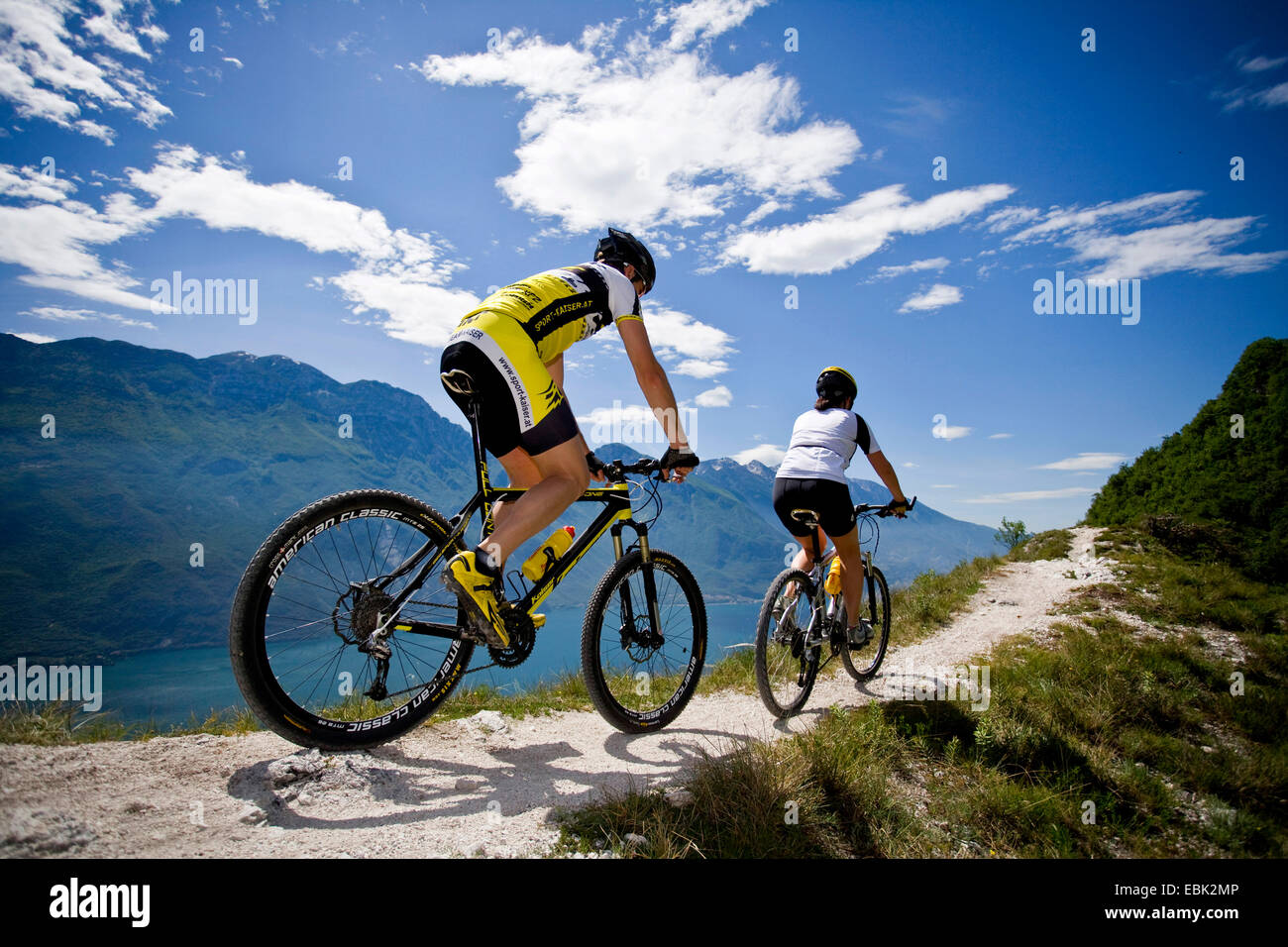 Mountainbiker in montagna al lago di Garda, il Lago di Garda Foto Stock