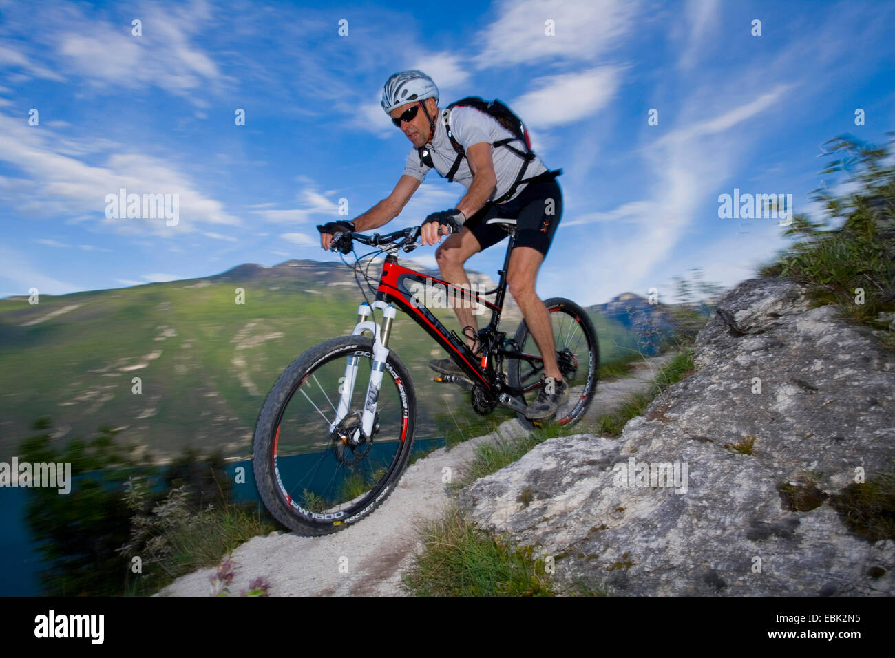 Mountainbiker sul Lago di Garda, Italia, Lago di Garda Foto Stock