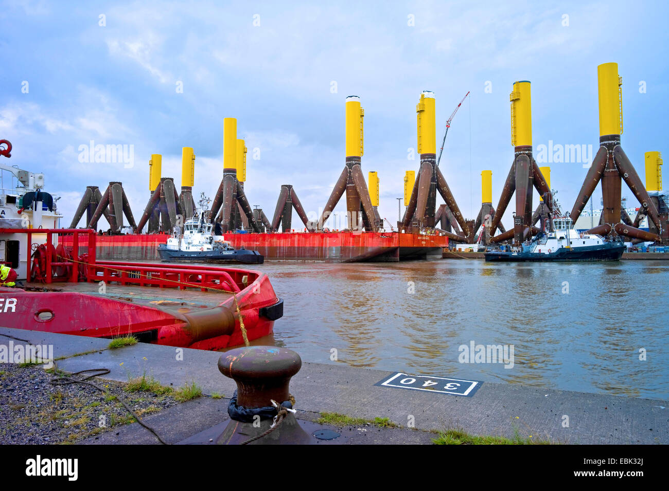 Tetrapods su il muro del molo del porto Kaiserhafen, Germania, Bremerhaven Foto Stock