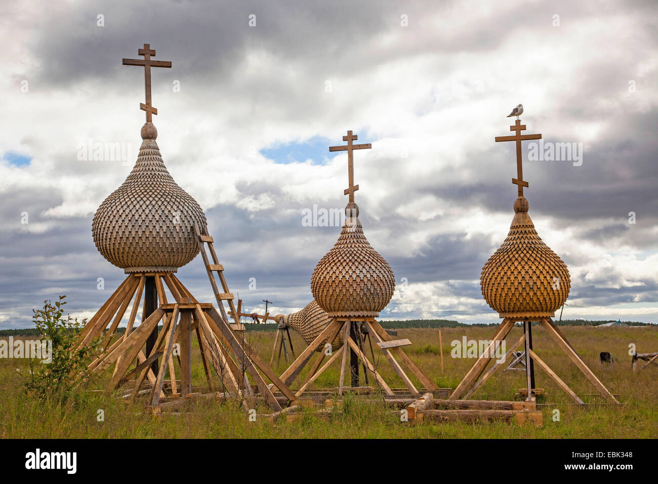 Workhop per legno ortodossa chiesa cupole, la Russia, l'oblast di Murmansk, Kola, Varzuga Foto Stock