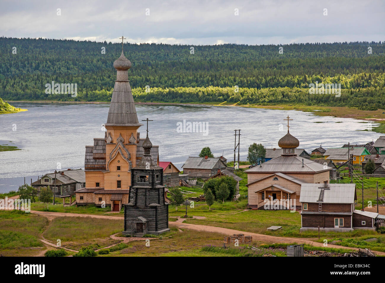 Legno ortodossa chirch in Varzuga, la Russia, l'oblast di Murmansk, Kola, Varzuga Foto Stock