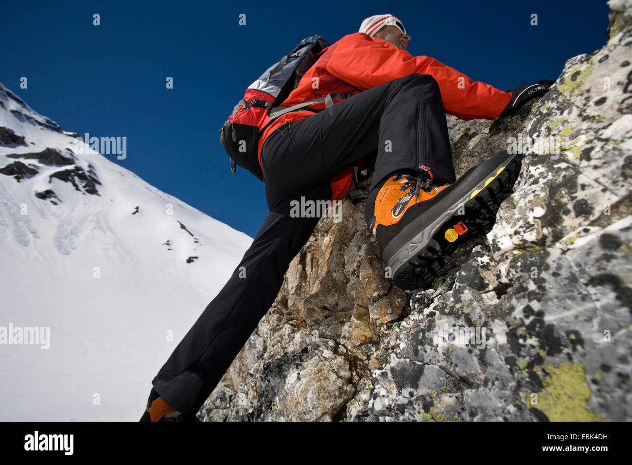 Scalatore in corrispondenza di uno sperone di roccia, Austria, Grossglocknergebiet Foto Stock