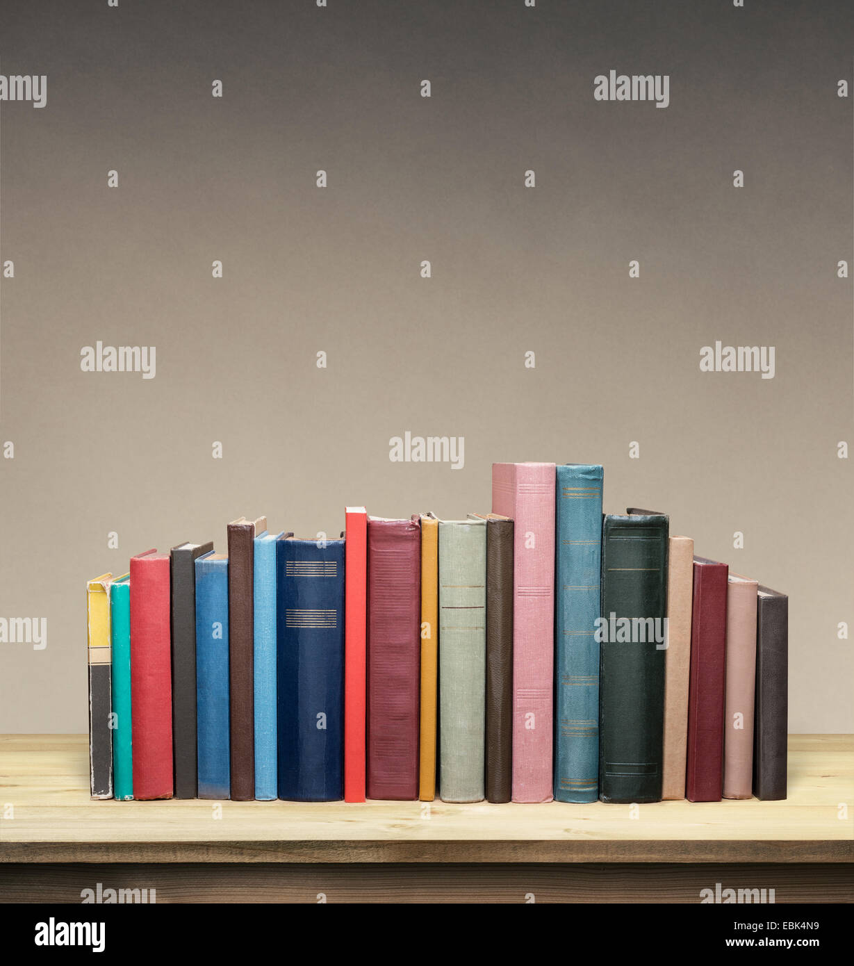 Vecchi libri sul tavolo di legno Foto Stock