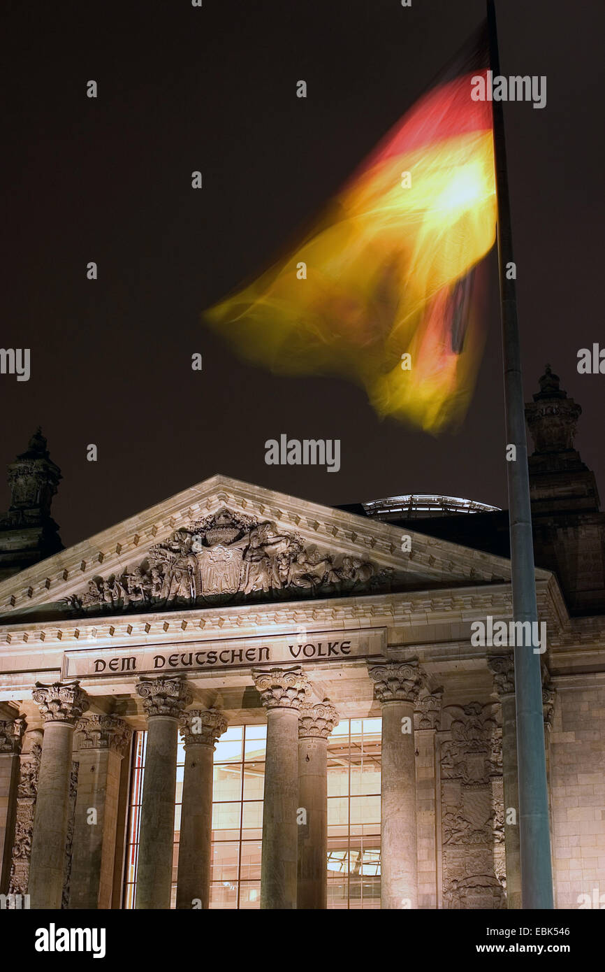 Il palazzo del Reichstag a Berlino con bandiera tedesca di notte, Germania Foto Stock