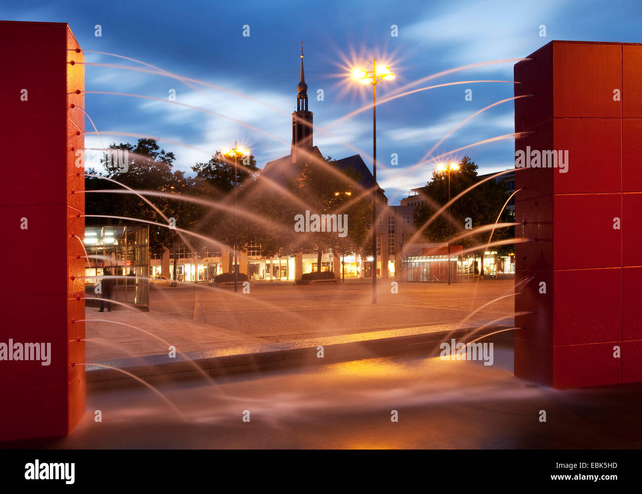 La moderna fontana a Hansaplatz, Probsteikirche in background in Twilight, in Germania, in Renania settentrionale-Vestfalia, la zona della Ruhr, Dortmund Foto Stock