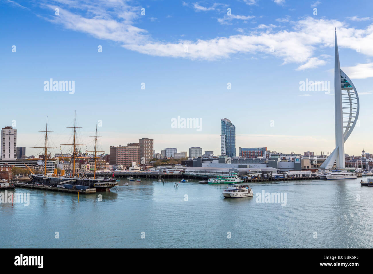 Una vista panoramica diurna della Spinnaker Tower e del Warrior HMS, Portsmouth, Hampshire Inghilterra UK Foto Stock