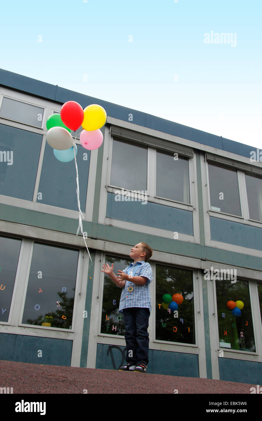 La scuola primaria alunno lasciate volare air ballons davanti alla sua scuola, Germania Foto Stock