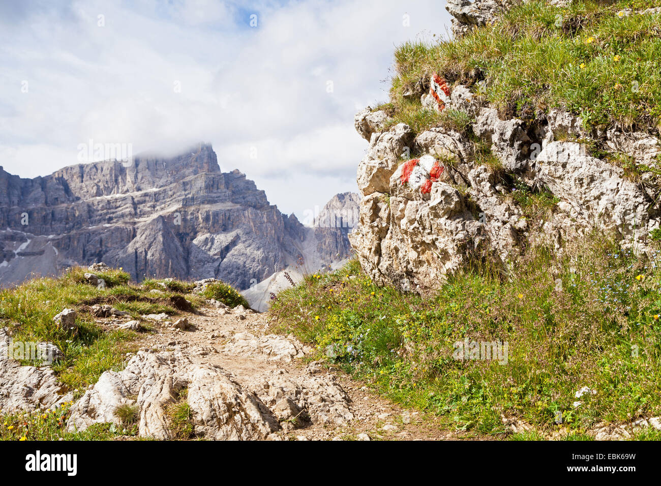 Due segni escursioni a idilliaco percorso escursionistico n. 3 di Medalges Alm, Italia, Alto Adige, Dolomiti Foto Stock