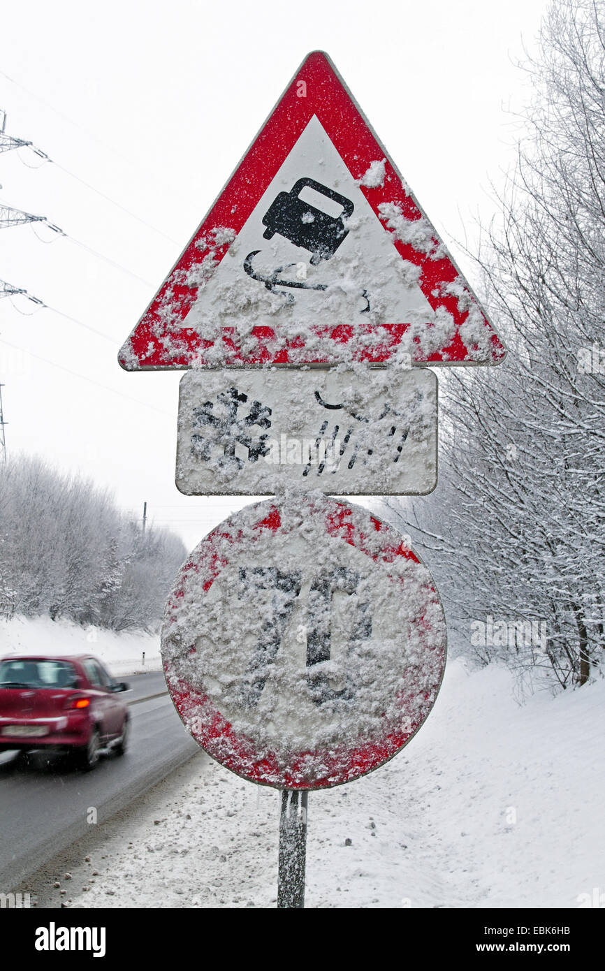 Strada innevata segno slick o strada ghiacciata in inverno, Germania Foto Stock