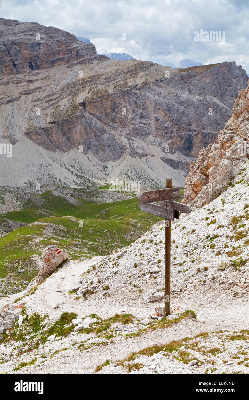 Escursionismo segno a Forcella della Roa, Italia, Alto Adige, Dolomiti Foto Stock