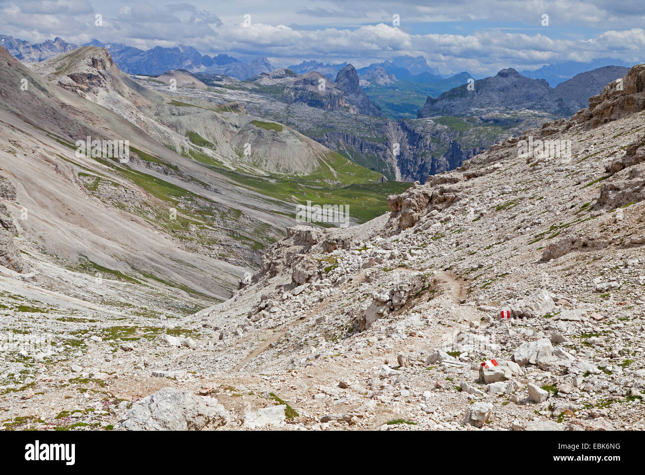 Paesaggio di montagna tra forcella Nives e Rifugio Puez, Italia, Alto Adige, Dolomiti Foto Stock