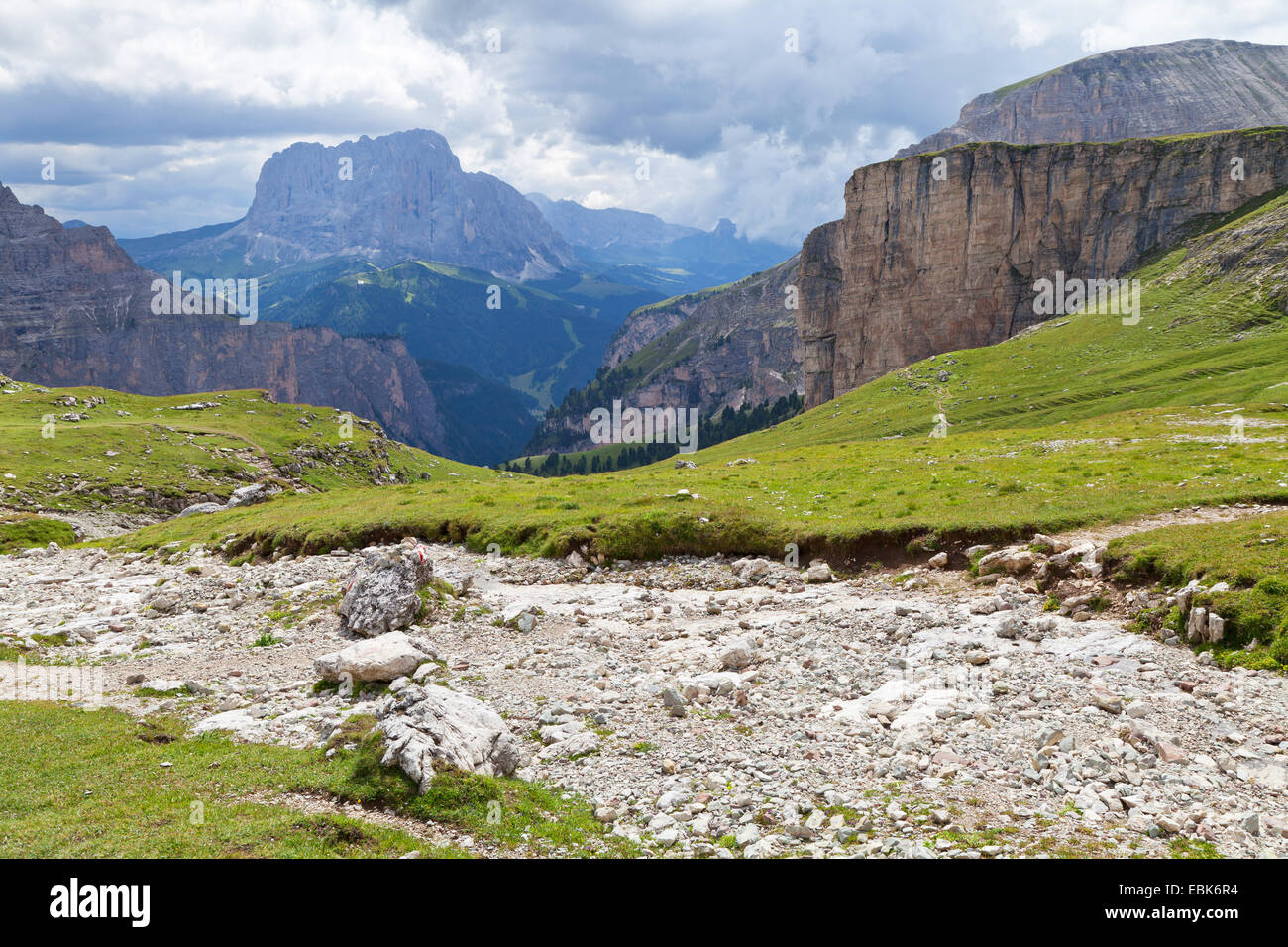 Paesaggio di montagna tra forcella Nives e Rifugio Puez, Italia, Alto Adige, Dolomiti Foto Stock