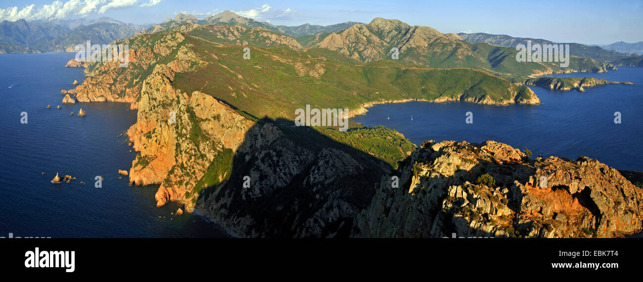 La Corsica vista da Capu Rossu, sulla sinistra della baia di Porto, Francia, Corsica Foto Stock