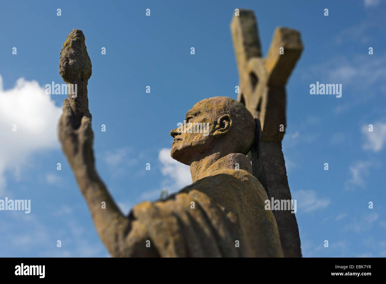 Una statua di San Aidan, creato dall'artista Kathleen Parbury in 1958 ed eretta in suo onore a Lindisfarne (Isola Santa), N Foto Stock