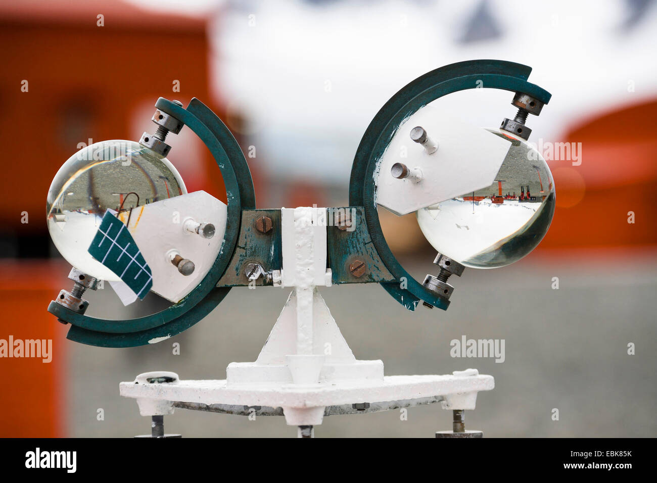Stazione meteo presso la base Argentina Orcadas la registrazione delle ore di sole, Antartico, a sud delle Isole Orkney, Isola di Laurie Foto Stock