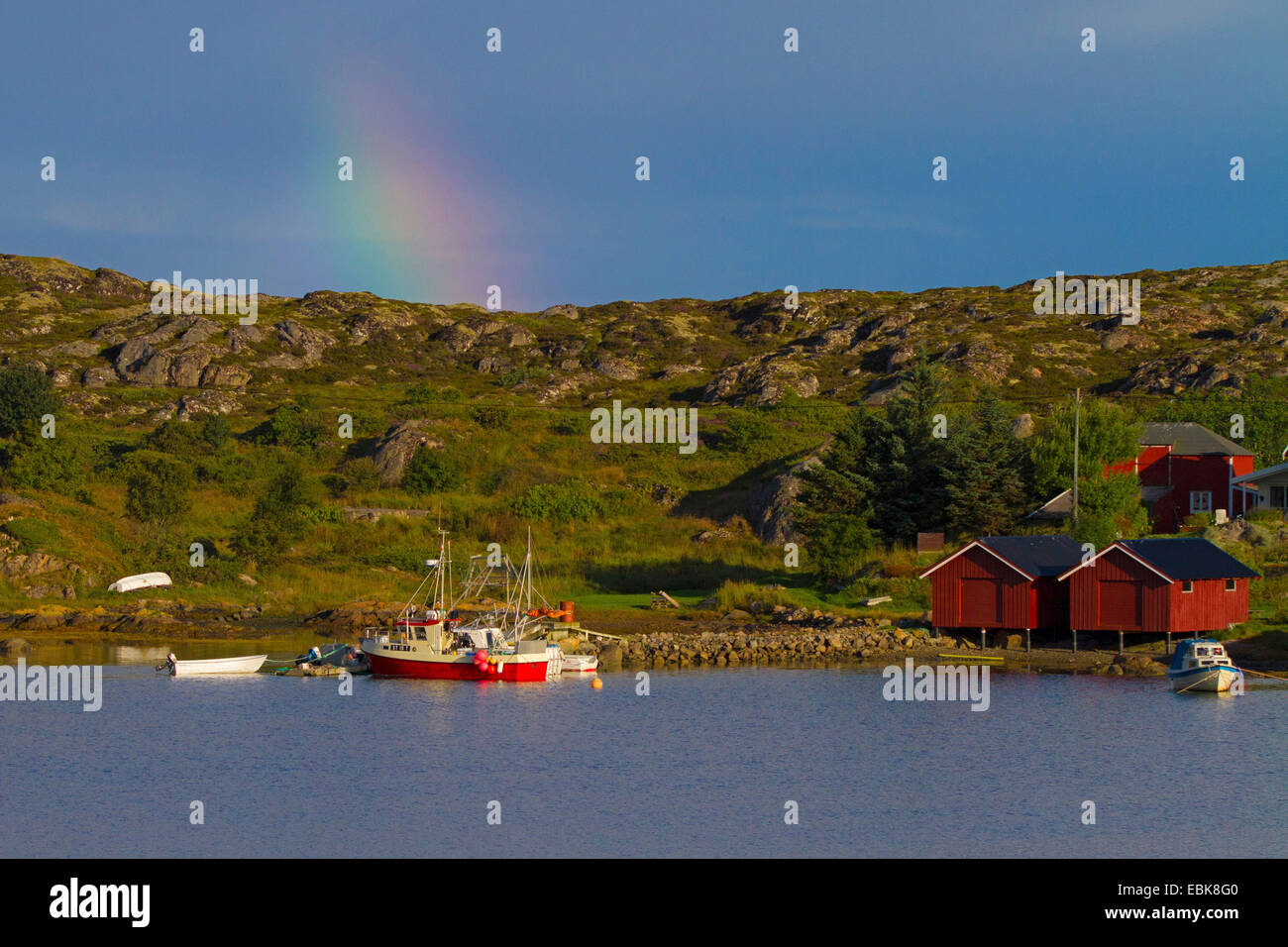 Rainbow su barche da pesca in un fiordo, Norvegia, Hitra Foto Stock