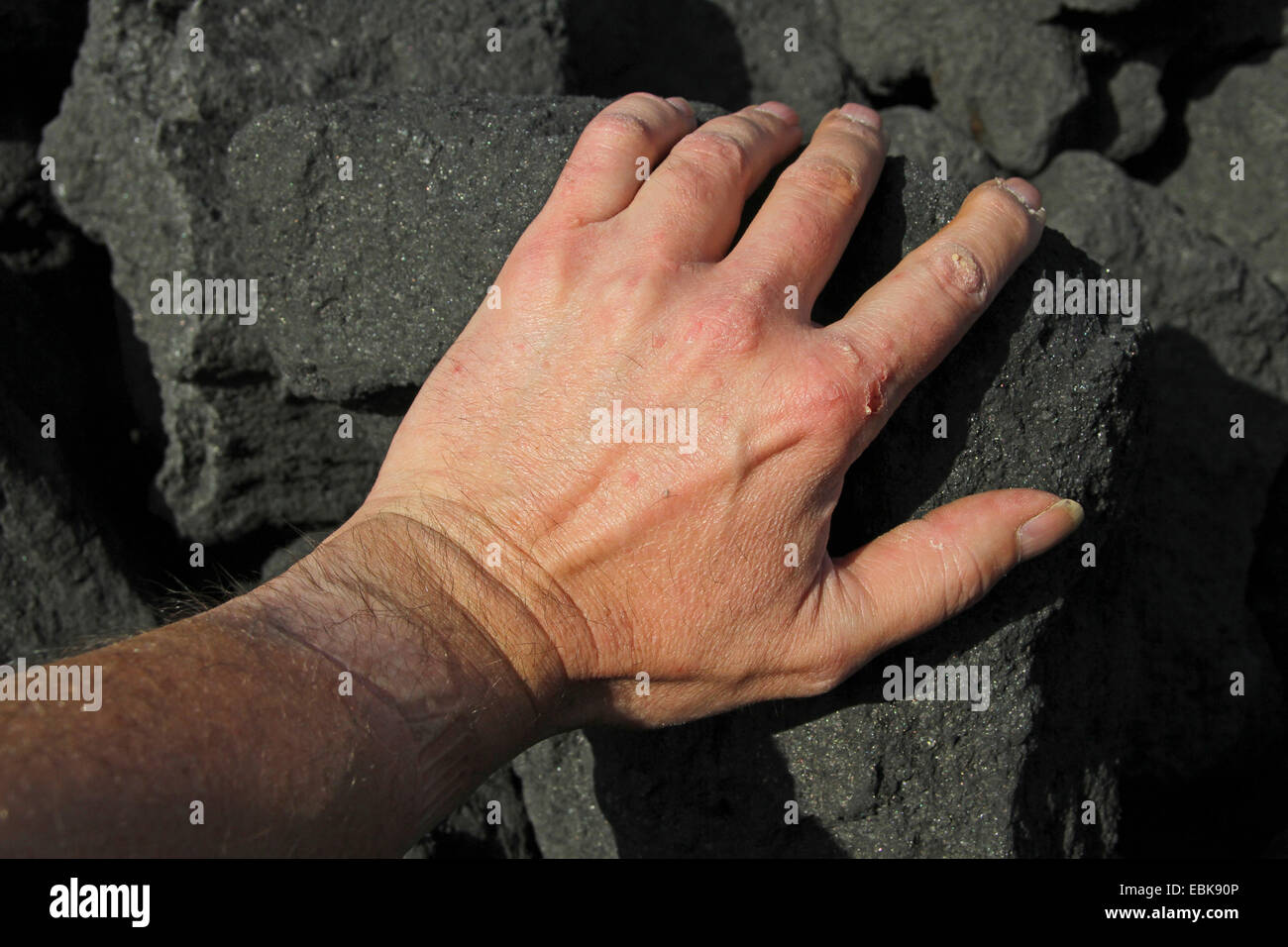 Mano sul coke, Germania, NRW, Duisburg-Meiderich Foto Stock