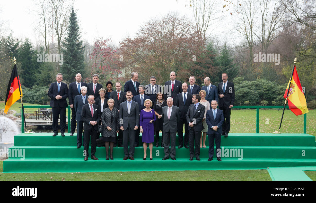 Colleferro, Italia. 02Dec, 2014. Karl Thomas Neumann (anteriore; L-R), Adam Opel AG, Hannelore Kraft, Premier del Land Renania settentrionale-Vestfalia, della Spagna del re Felipe VI, Elisabeth "Liz' Mohn, Bertelsmann SE & Co. KGaA membro del consiglio di sorveglianza, il Ministro degli esteri spagnolo José Manuel García Margallo, ambasciatore spagnolo Germania Juan Pablo Garcia-Berdoy y Cerezo, e Marcelino Fernandez Verdes, Hochtief AG, insieme con altri business leader, pongono insieme durante un servizio fotografico a Liz Mohn di proprietà privata in GUETERSLOH, Germania, 02 dicembre 2014. Foto: FRISO GENTSCH/dpa/Alamy Live News Foto Stock