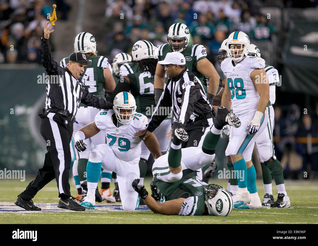 Dicembre 2, 2014 - East Rutherford, Florida, Stati Uniti - Impostazione Off personal falli sui delfini di Miami difensivo fine Derrick Shelby (79) e New York getti guard ggi Aboushi (75) vengono chiamati nel quarto trimestre a MetLife Stadium di East Rutherford, New Jersey il 1 dicembre 2014. (Credito Immagine: © Allen Eyestone/Palm Beach post/ZUMA filo) Foto Stock