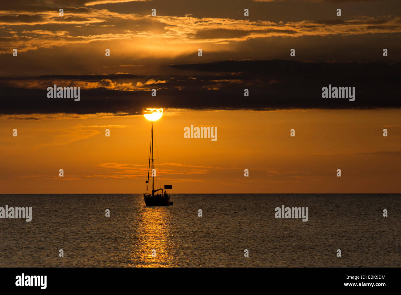 Barca a vela sul Mar Baltico al tramonto, Germania, Meclemburgo-Pomerania, Hiddensee Foto Stock