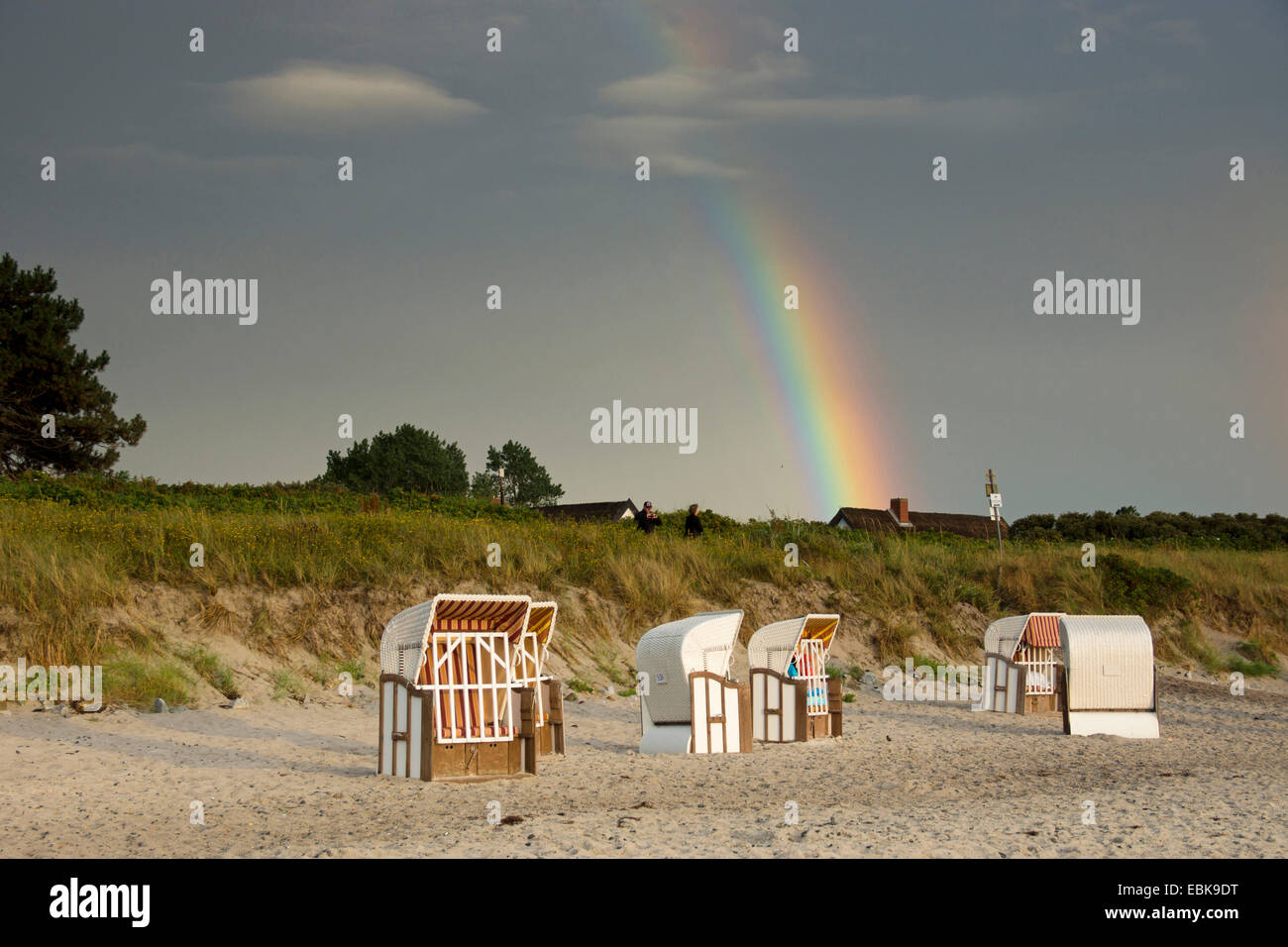 Spiaggia deserta in Vitte a tempesta e rainbow, Germania, Meclemburgo-Pomerania, Hiddensee, Vitte Foto Stock