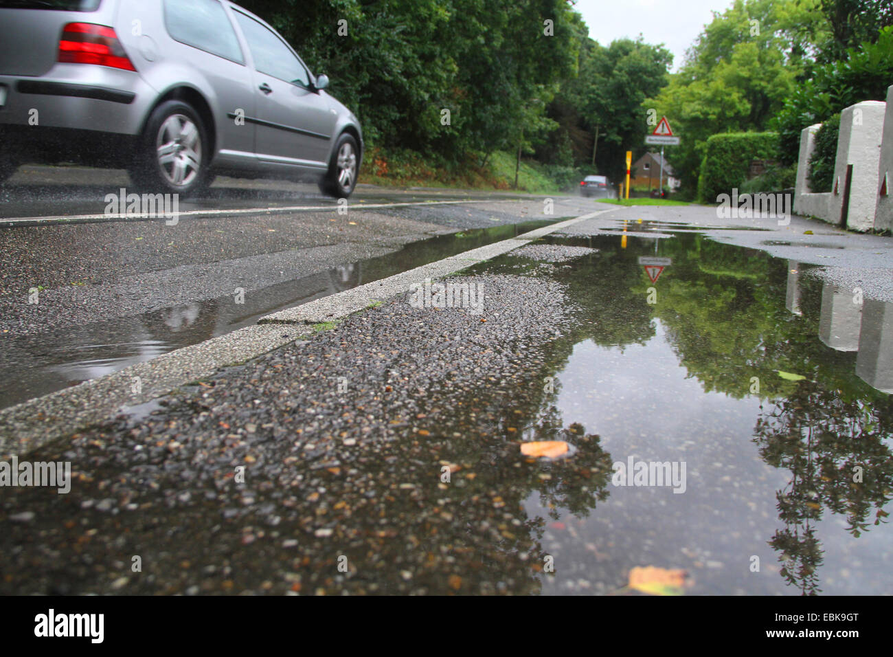 Autovettura guida su una pioggia-strada bagnata, Germania Foto Stock