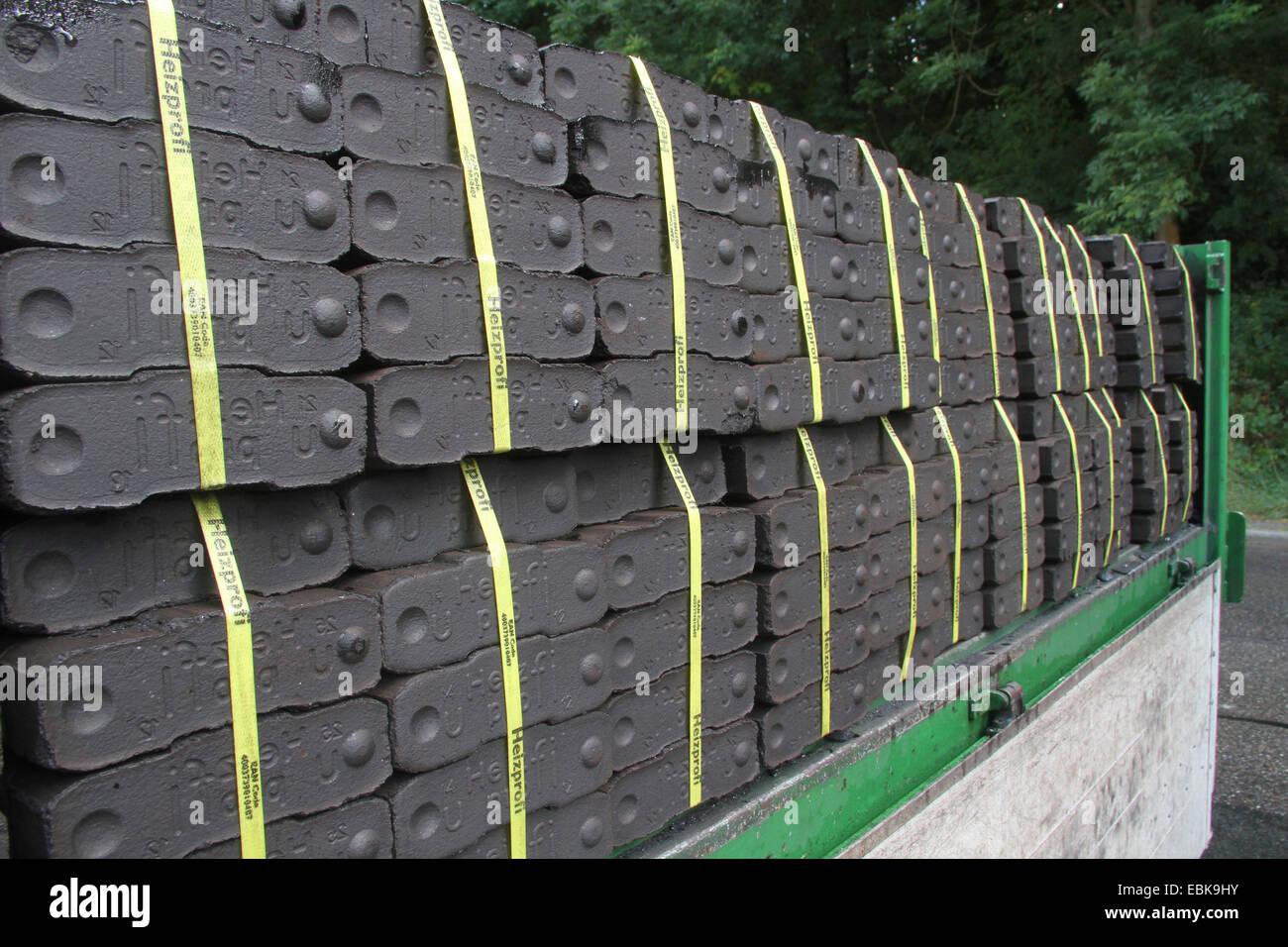 Mattonelle di lignite su un furgone, Germania Foto stock - Alamy