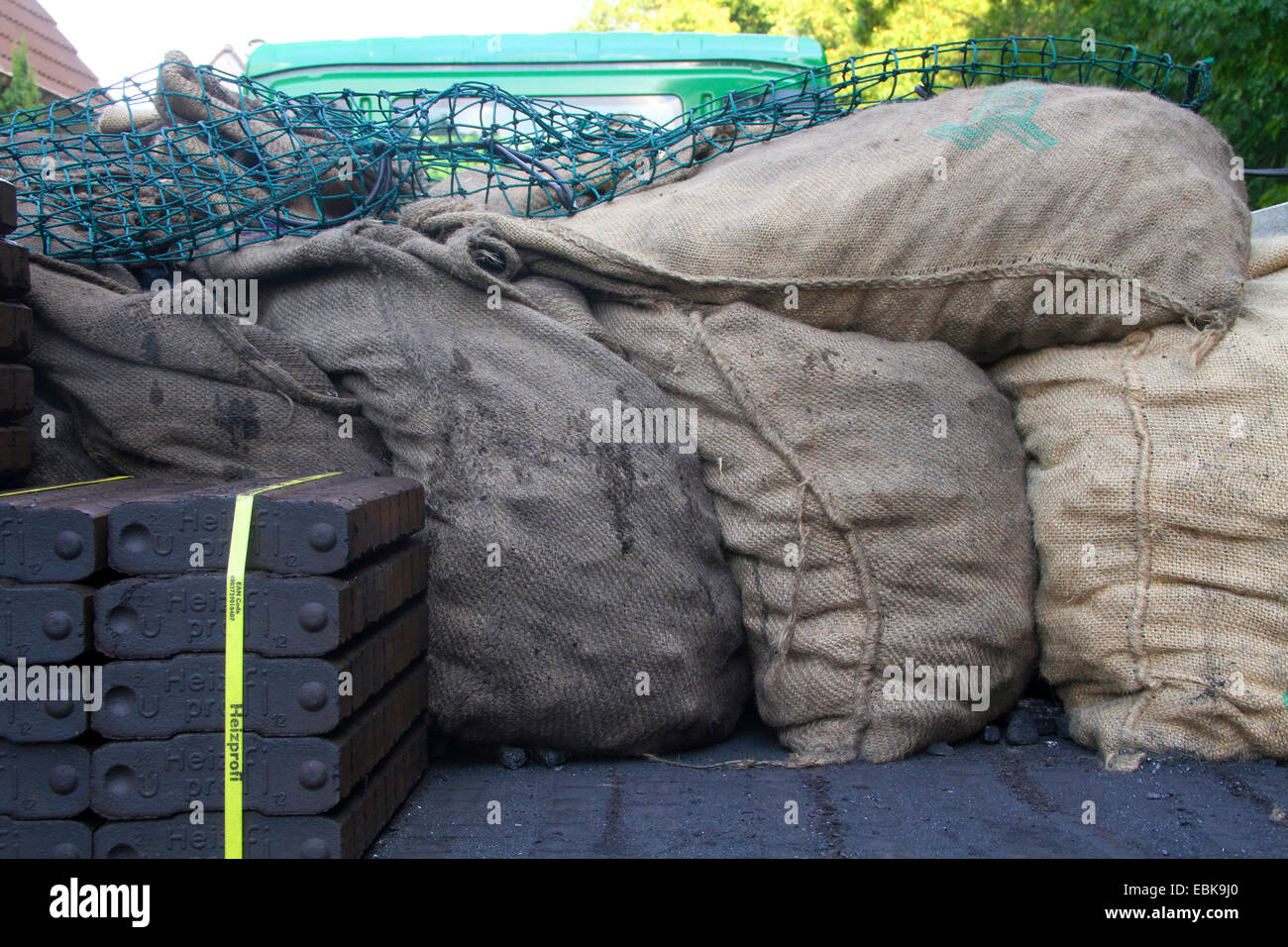 Impilate le mattonelle di lignite e carbone da coke in sacchi su un  furgone, Germania Foto stock - Alamy