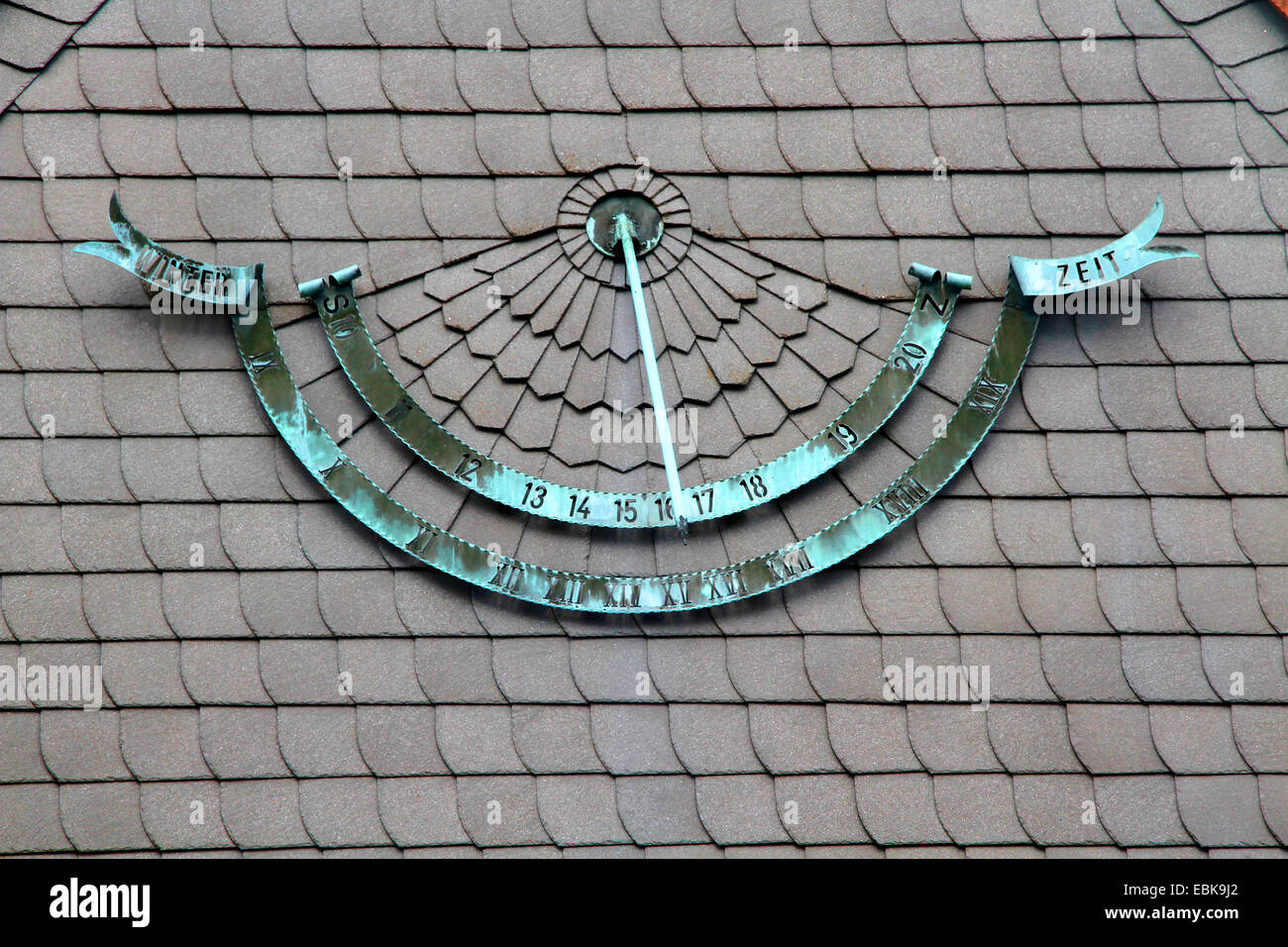 Il rame sun dial in ardesia facciata di un edificio, Germania Foto Stock
