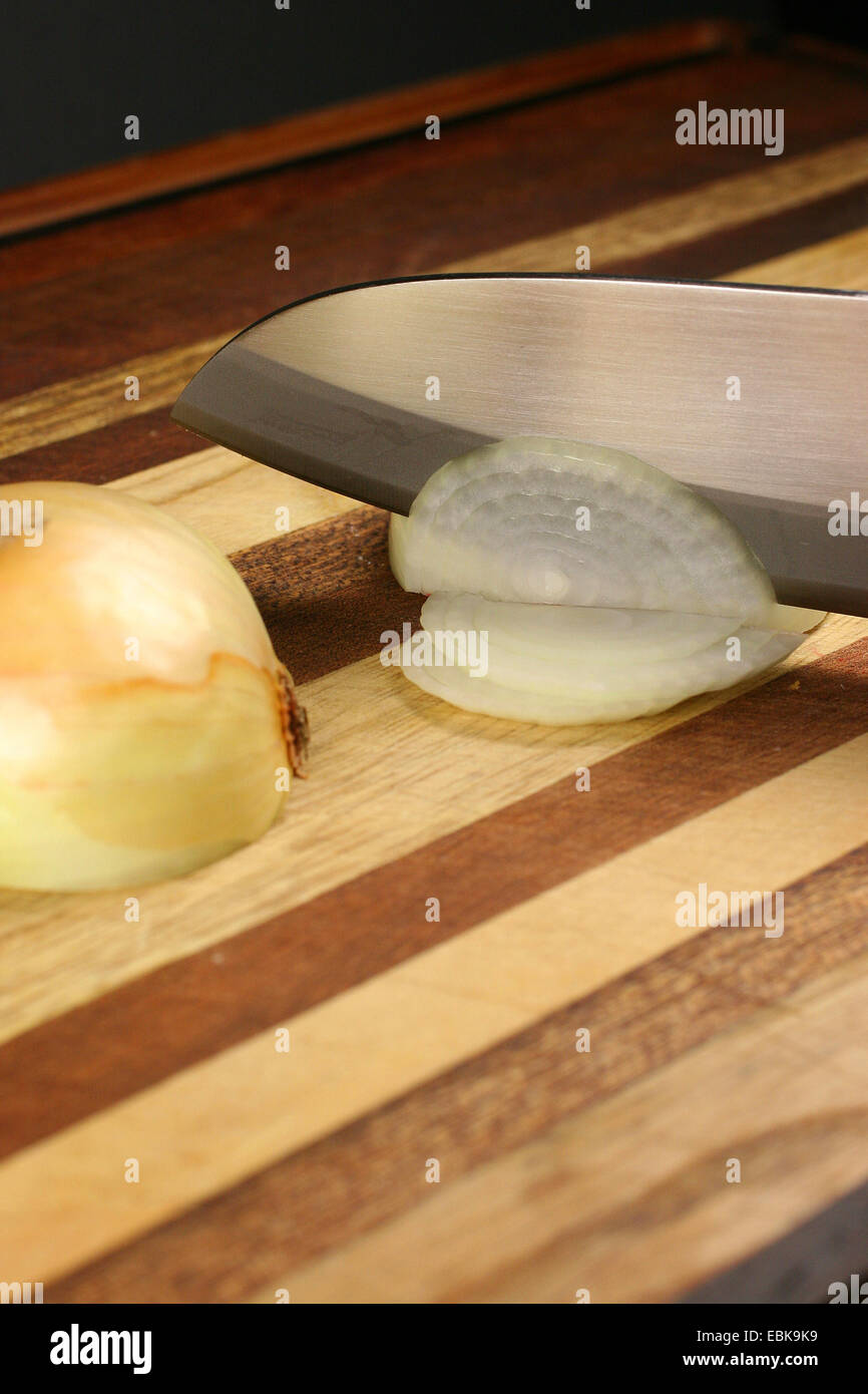 Coltello da cucina con cipolla di taglio Foto Stock