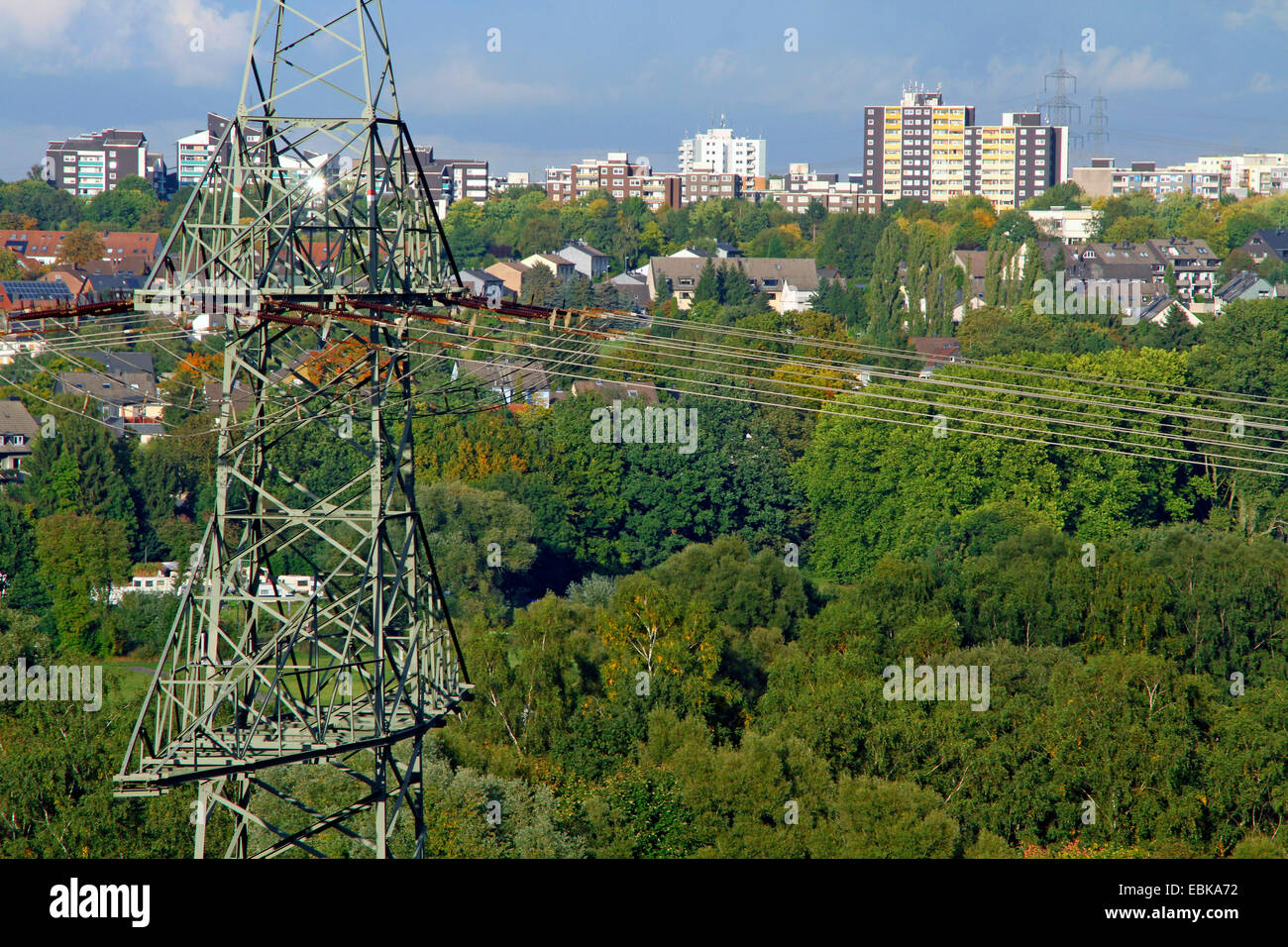 Polo di alimentazione di foresta zona andhousing nella valle della Ruhr vicino a Essen, in Germania, in Renania settentrionale-Vestfalia, la zona della Ruhr, Essen Foto Stock