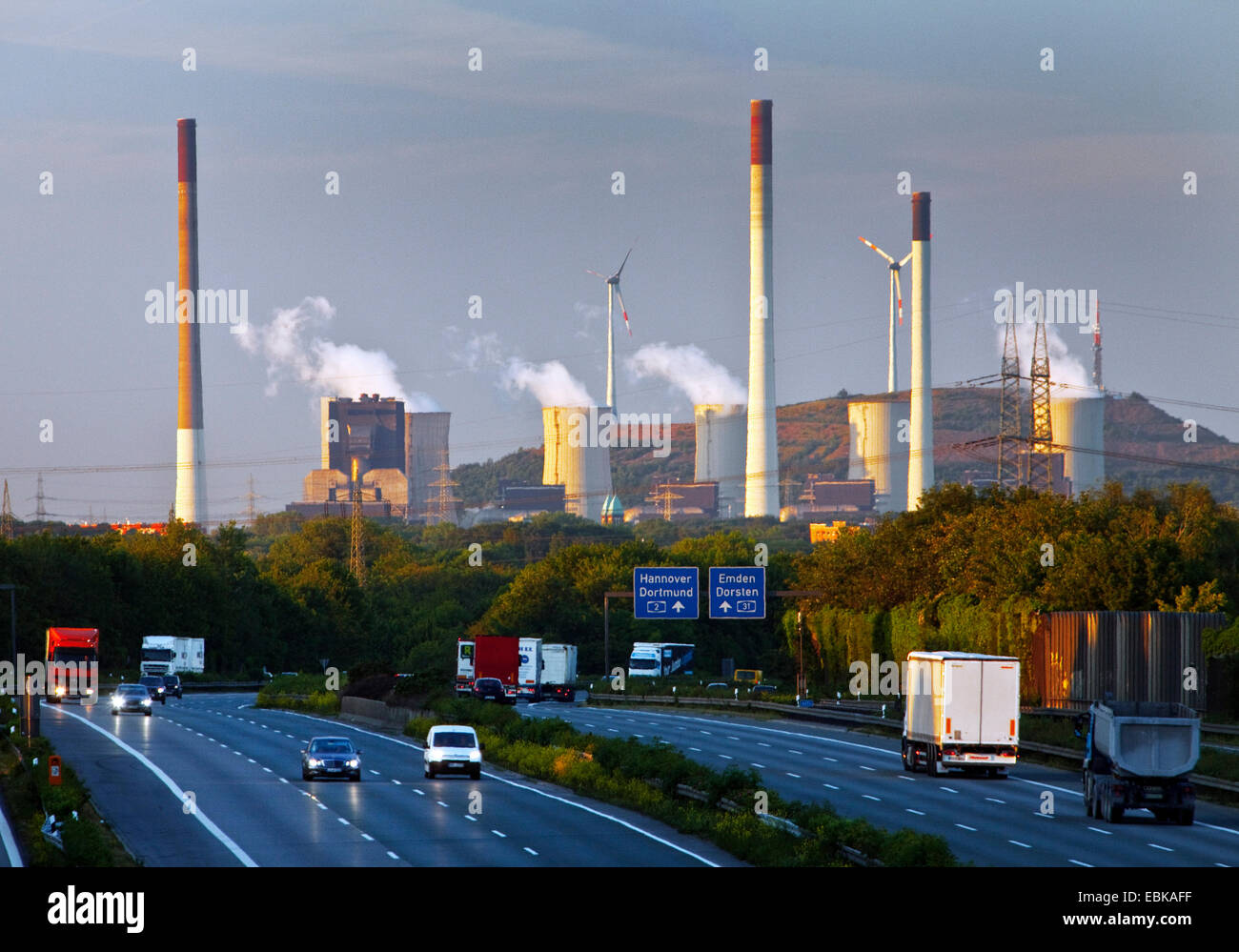 Il traffico su autostrada A2 e impianto alimentato a carbone Scholven, in Germania, in Renania settentrionale-Vestfalia, la zona della Ruhr, Gelsenkirchen Foto Stock
