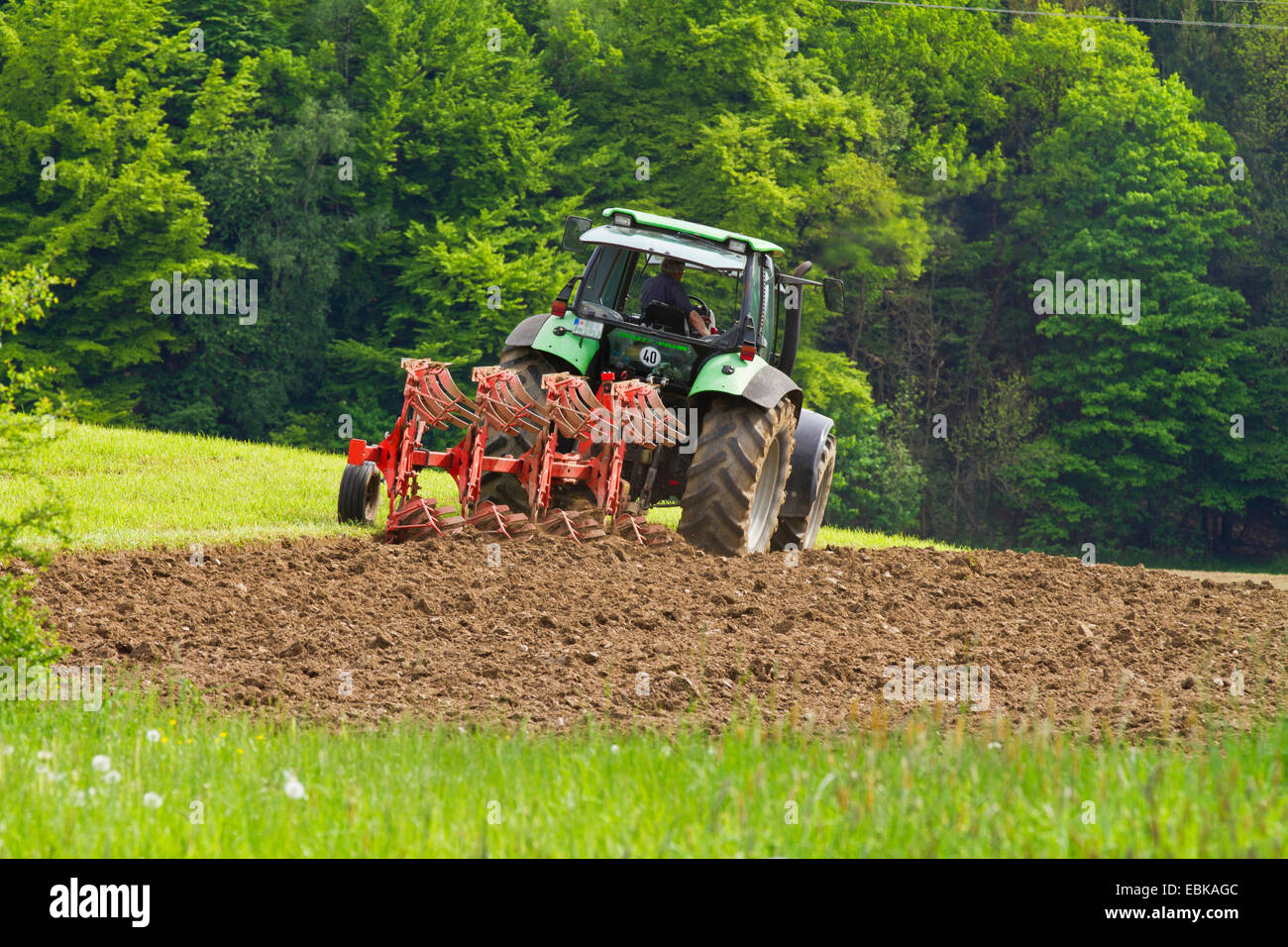 Agricoltore aratura di prato, in Germania, in Baviera Foto Stock
