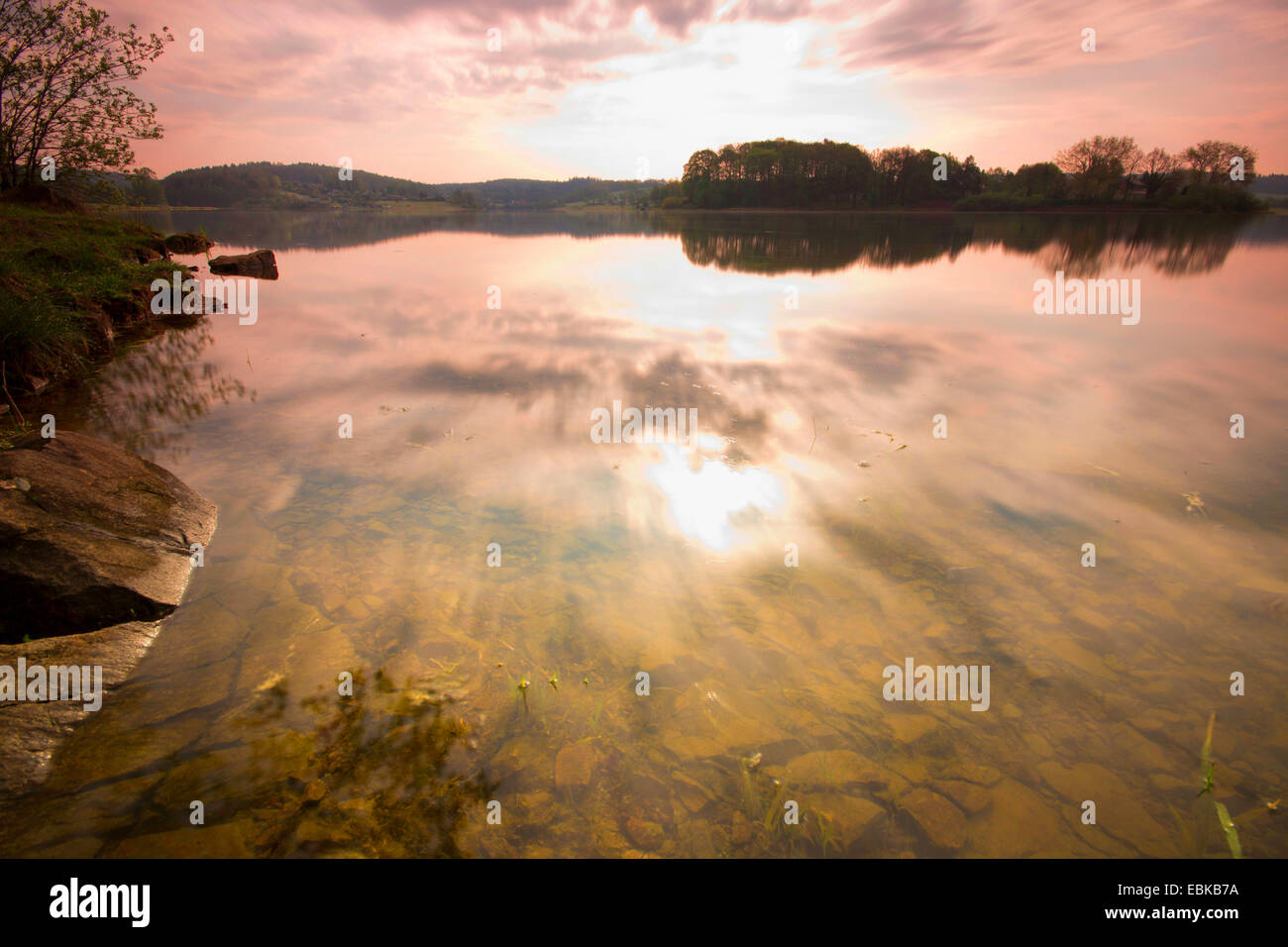 Storage Poehl lago nella luce del mattino, in Germania, in Sassonia, Vogtlaendische Schweiz Foto Stock