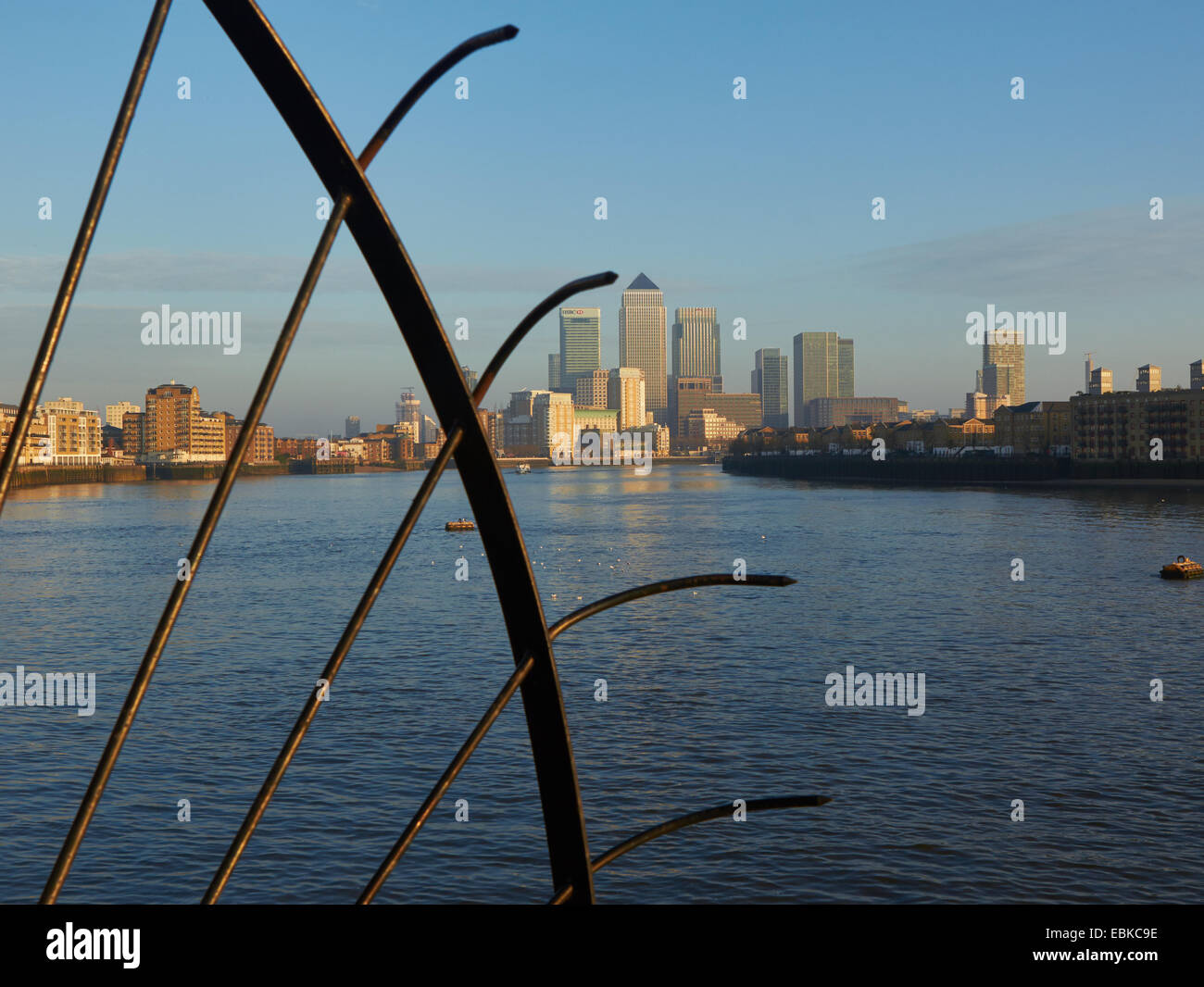 Vista lungo il Tamigi per Canary Wharf al tramonto da Limehouse est Londra Inghilterra l'Europa. Foto Stock