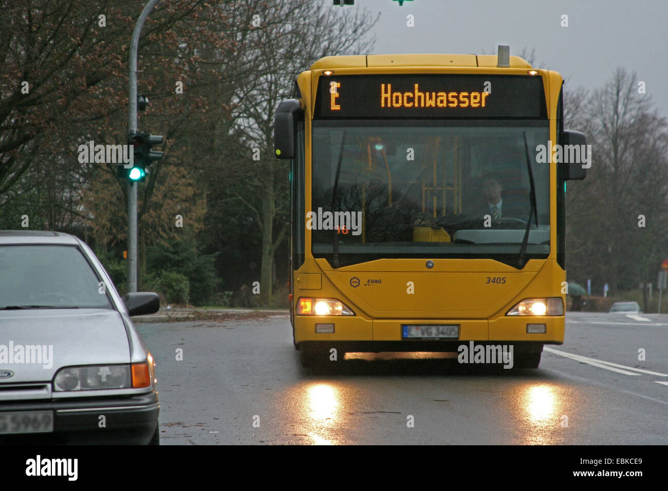 Bus navetta durante un allagamento del fiume Ruhr, in Germania, in Renania settentrionale-Vestfalia, la zona della Ruhr, Essen Foto Stock
