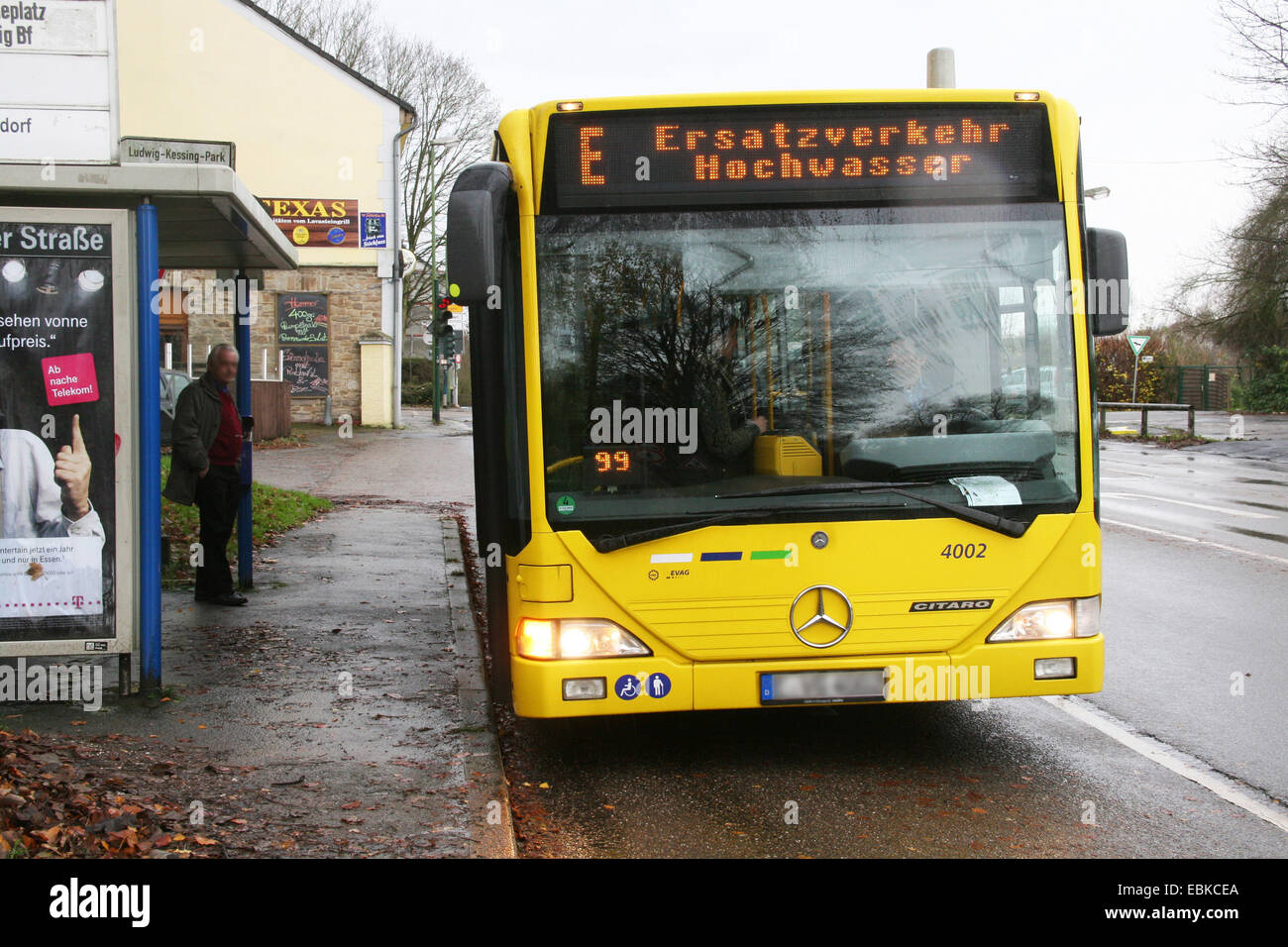 Bus navetta durante un allagamento del fiume Ruhr, in Germania, in Renania settentrionale-Vestfalia, la zona della Ruhr, Essen Foto Stock