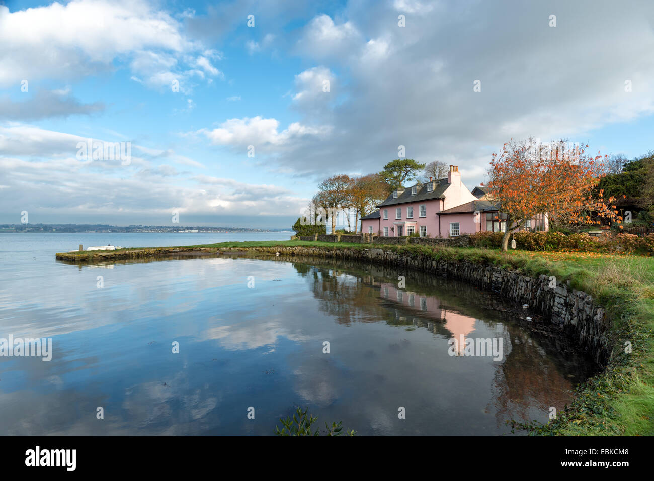Lungo la costa sud occidentale percorso in corrispondenza Empacombe Quay a Mount Edgcumbe in Cornovaglia Foto Stock