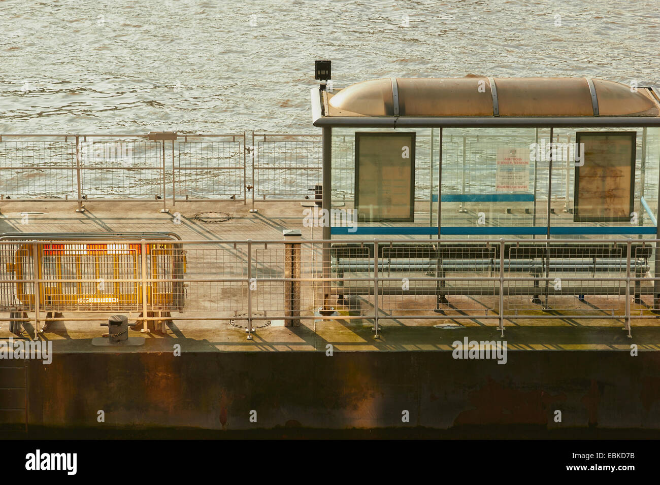 Luce calda del sole su un fiume Tamigi traghetto orario di partenza e punto di arrivo Londra Inghilterra Europa Foto Stock