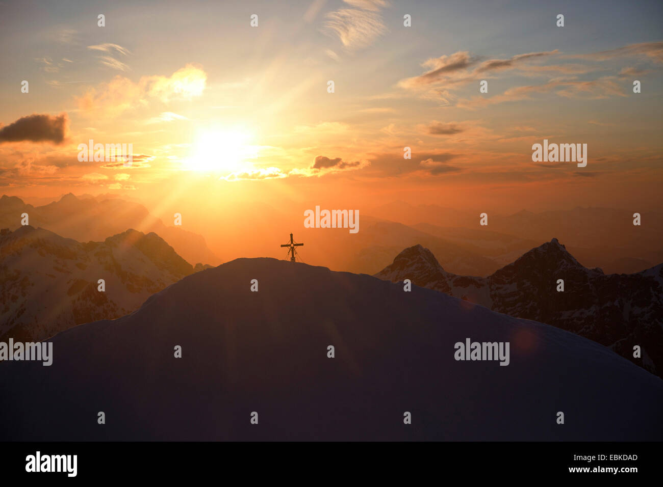 Picco del Watzmann con croce al tramonto, in Germania, in Baviera, il Parco Nazionale di Berchtesgaden Foto Stock