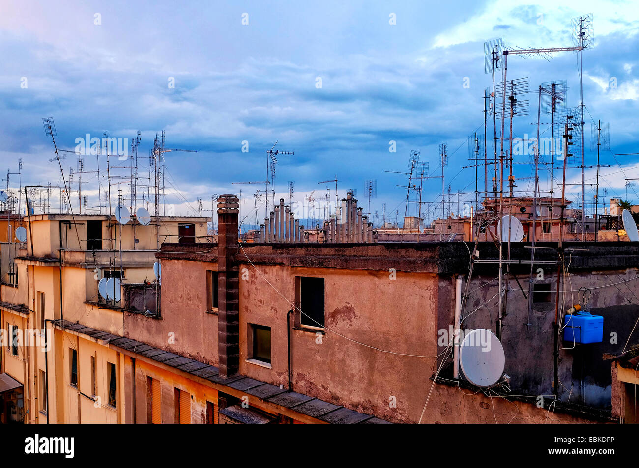 Tetti con antenne satellitari e antenne, Roma Italia Foto Stock