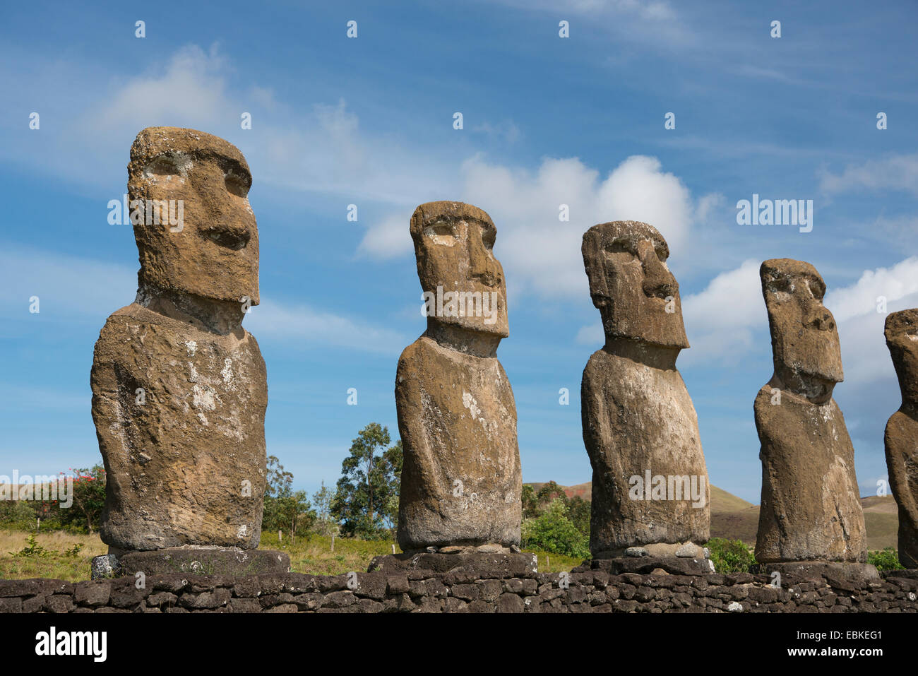 Il Cile, Isola di Pasqua aka Rapa Nui. Ahu Akivi, piattaforma cerimoniale con sette restaurato in piedi moai statue. Foto Stock