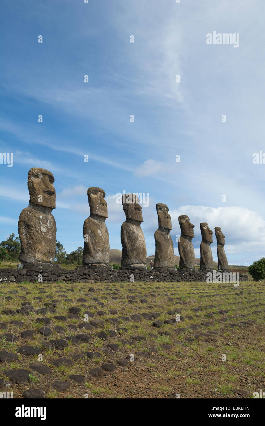 Il Cile, Isola di Pasqua aka Rapa Nui. Ahu Akivi, piattaforma cerimoniale con sette restaurato in piedi moai statue. Foto Stock