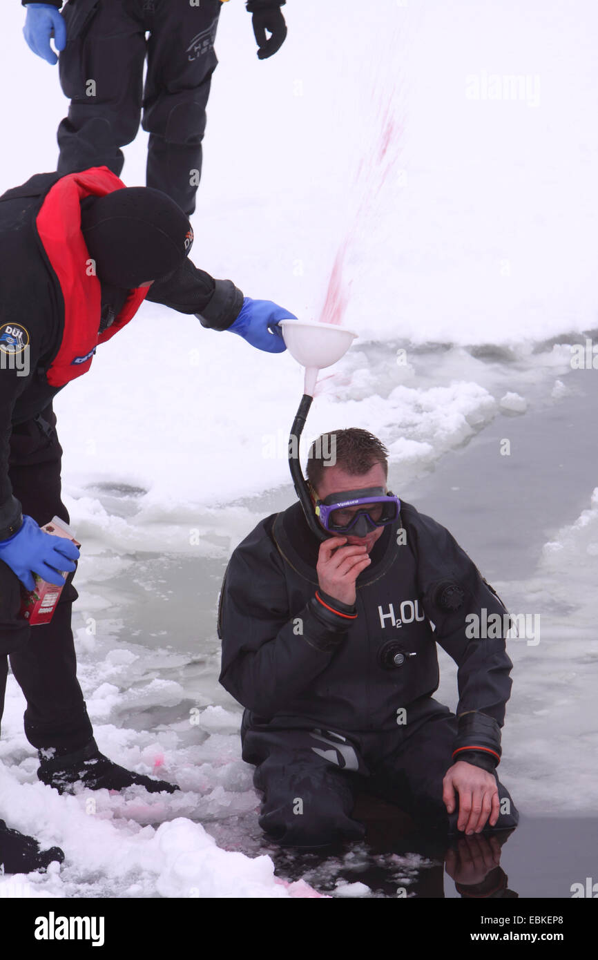 Immersioni sotto il ghiaccio palestra della protezione civile DLRG su un congelati fino al lago, Germania Foto Stock