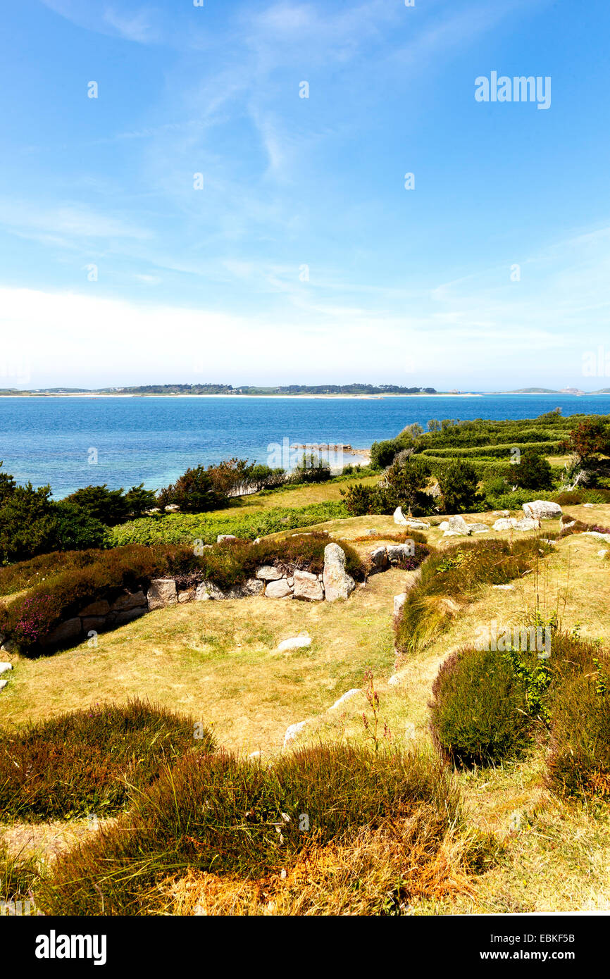 Halangy all antico borgo resta di una antica età del ferro villaggio in una bella posizione. Sulla collina sopra sorge Bant's Foto Stock